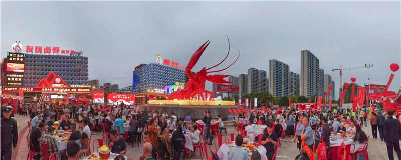 万人同享潜江龙虾。潜江市委宣传部供图