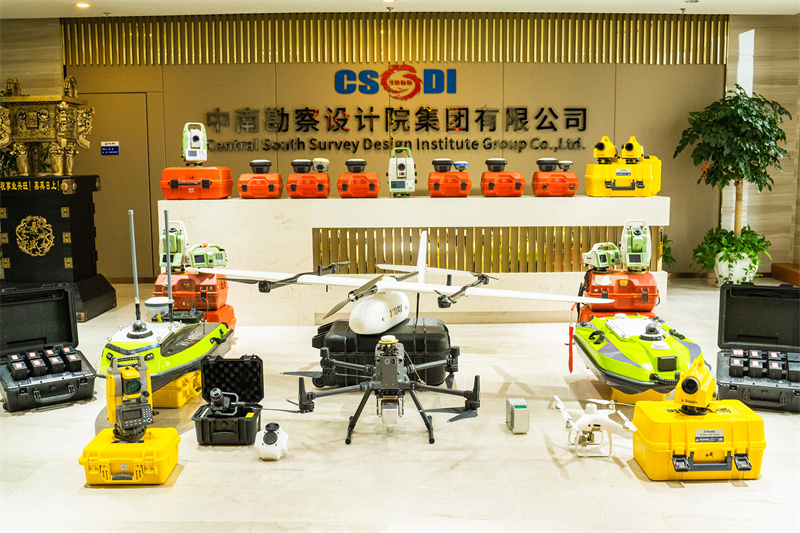 中南勘察设计院“水陆空”智慧化勘察测绘“方队”。吴迪摄